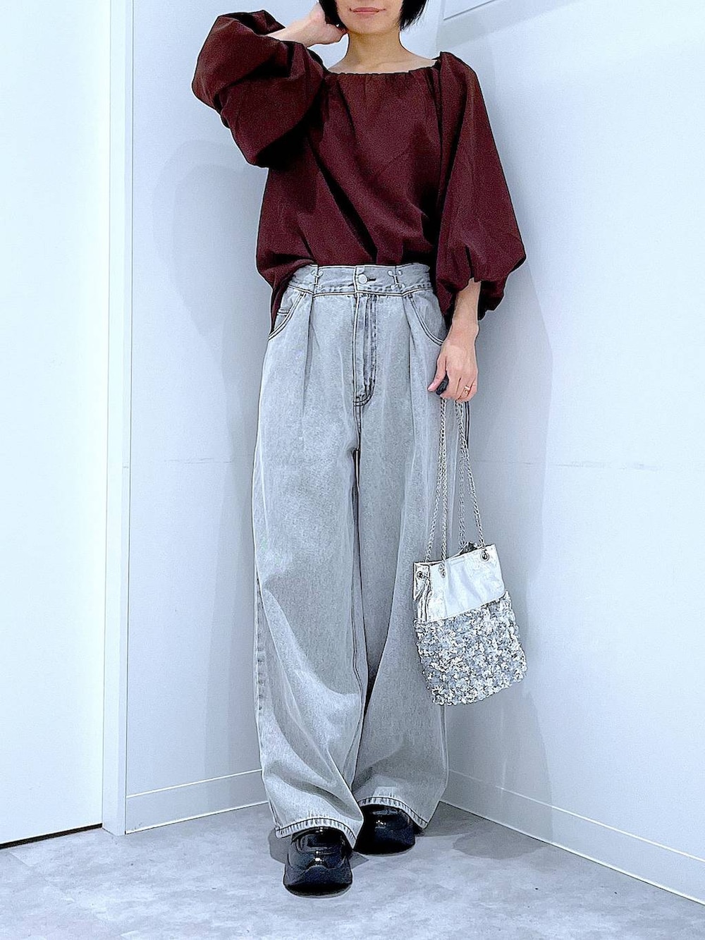 その他のショルダーバッグ、ブラック系のローファー、ブラウン系のシャツ/ブラウスを着用したレディースの秋コーディネートの6枚目の写真