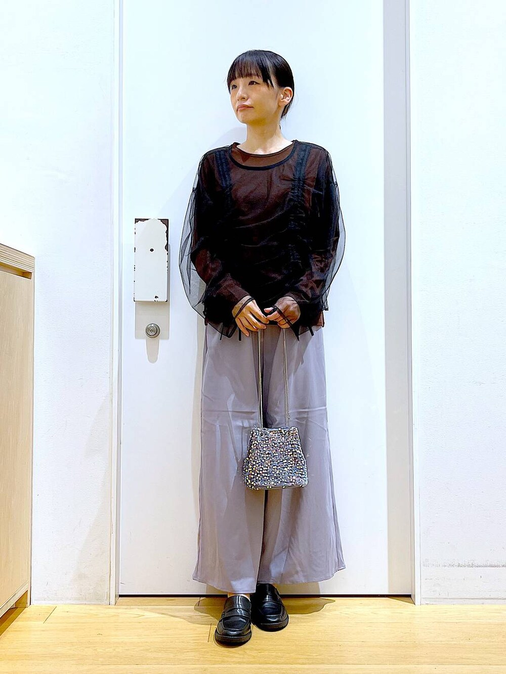 グレー系のショルダーバッグ、ブラウン系のTシャツ/カットソー、グレー系のその他パンツを着用したレディースの秋コーディネートの2枚目の写真