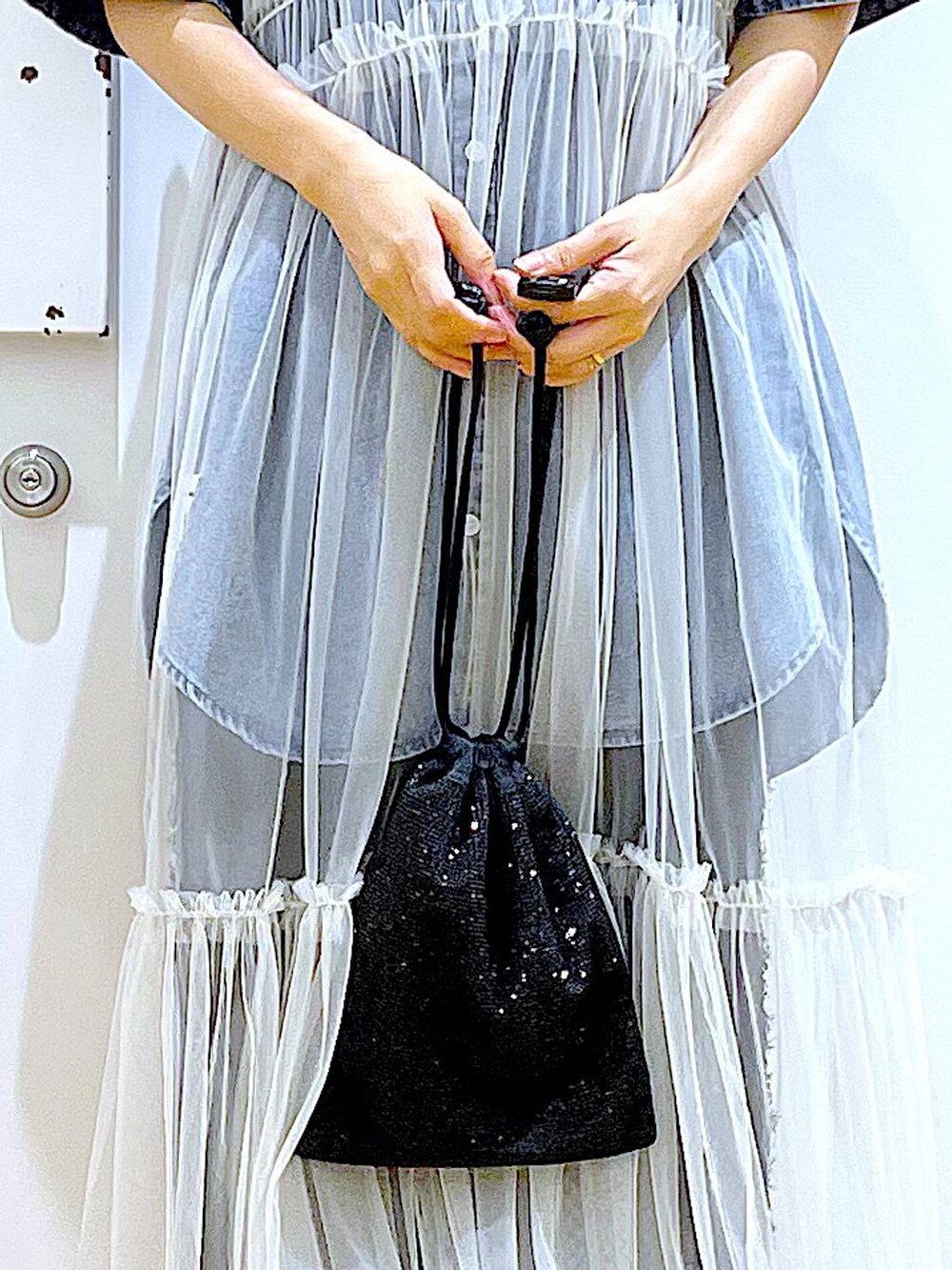 ホワイト系のワンピース、ブラック系のサンダル、ブラック系のその他パンツを着用したレディースの夏コーディネートの9枚目の写真