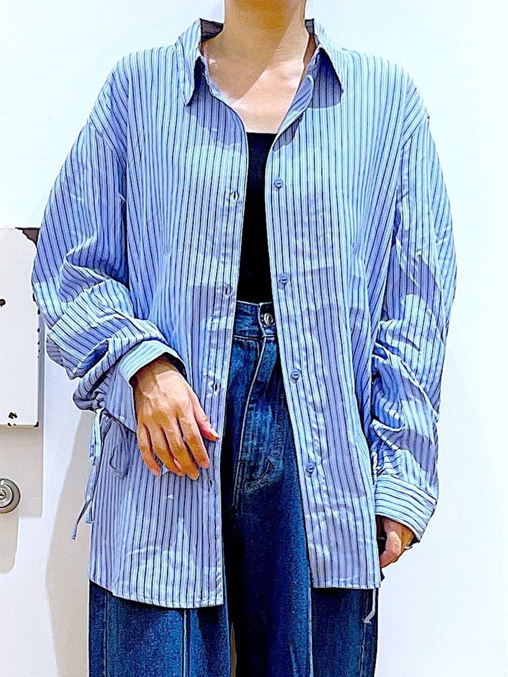 ブラック系のローファー、ブラック系のショルダーバッグ、ブルー系のシャツ/ブラウスを着用したレディースの秋コーディネートの7枚目の写真