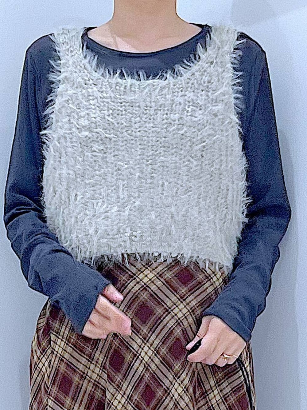 グレー系のTシャツ/カットソー、レッド系のショルダーバッグ、ブラウン系のその他シューズを着用したレディースの秋コーディネートの7枚目の写真