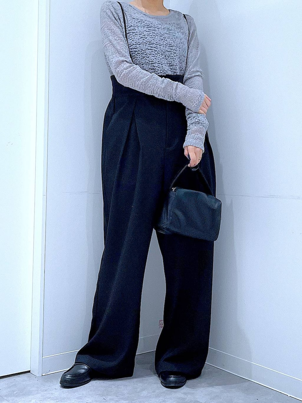 ブラック系のショルダーバッグ、ブラック系のローファー、ブラック系のサロペット/オーバーオールを着用したレディースの冬コーディネートの6枚目の写真