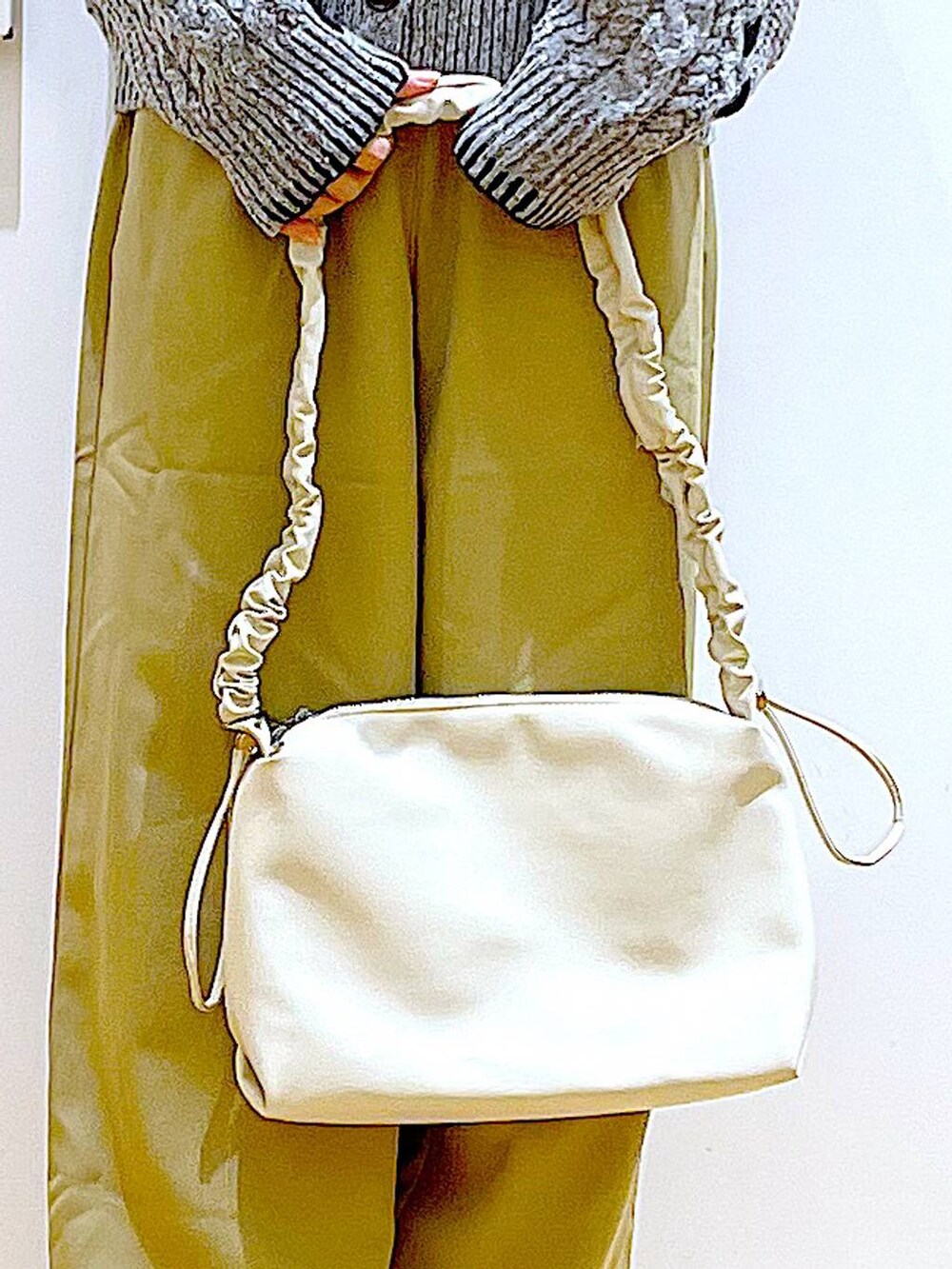 ベージュ系のニット/セーター、ベージュ系のブーツ、イエロー系のその他パンツを着用したレディースの冬コーディネートの9枚目の写真