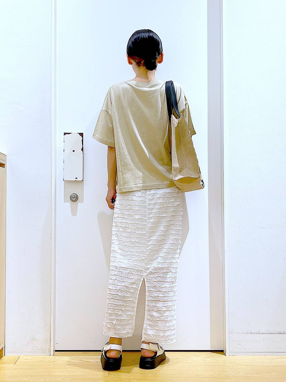 ホワイト系のサンダル、その他のトートバッグ、ホワイト系のスカートを着用したレディースの夏コーディネートの5枚目の写真