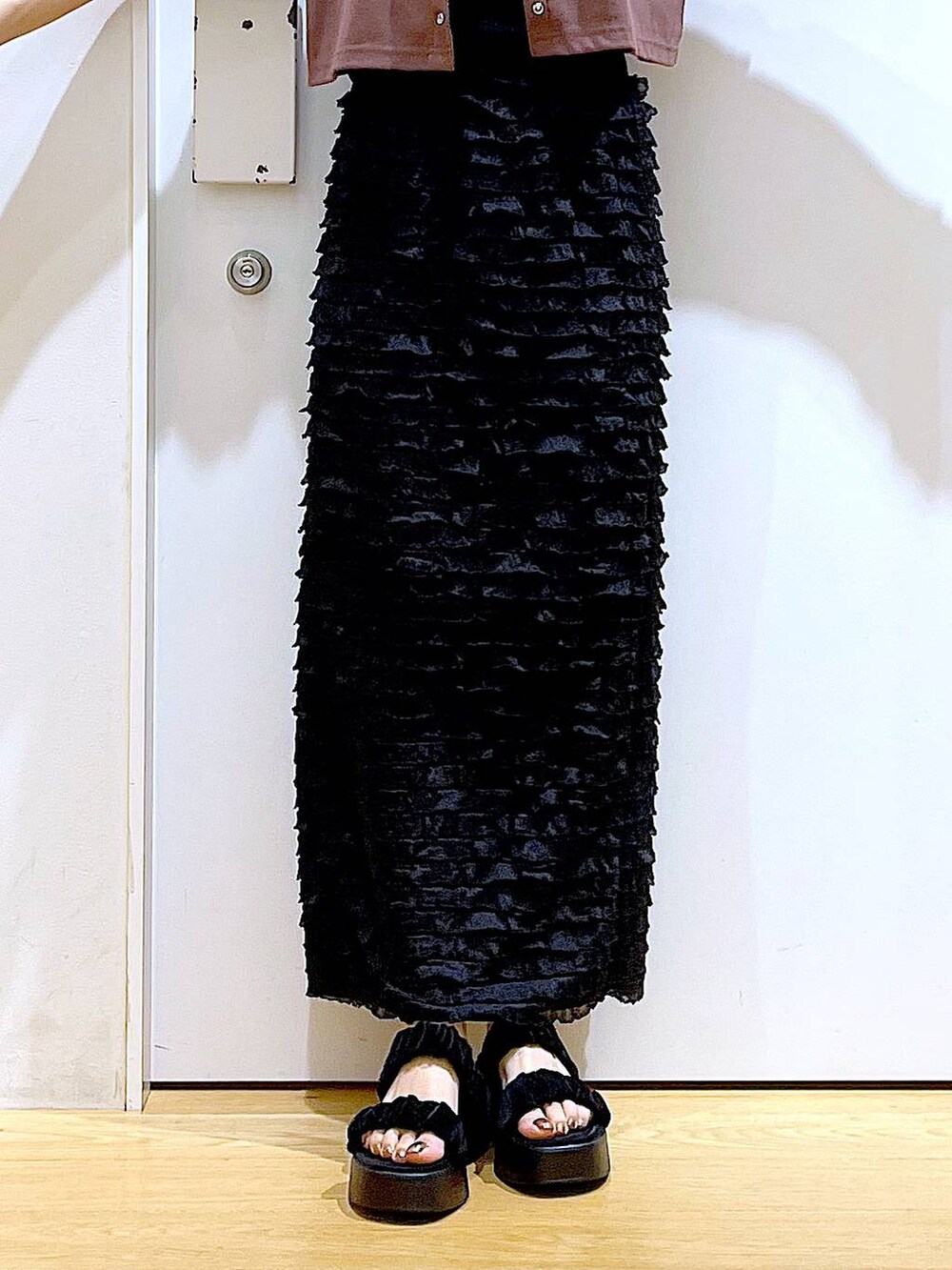 レッド系のワンピース、ブラック系のサンダル、ブラック系のショルダーバッグを着用したレディースの夏コーディネートの8枚目の写真