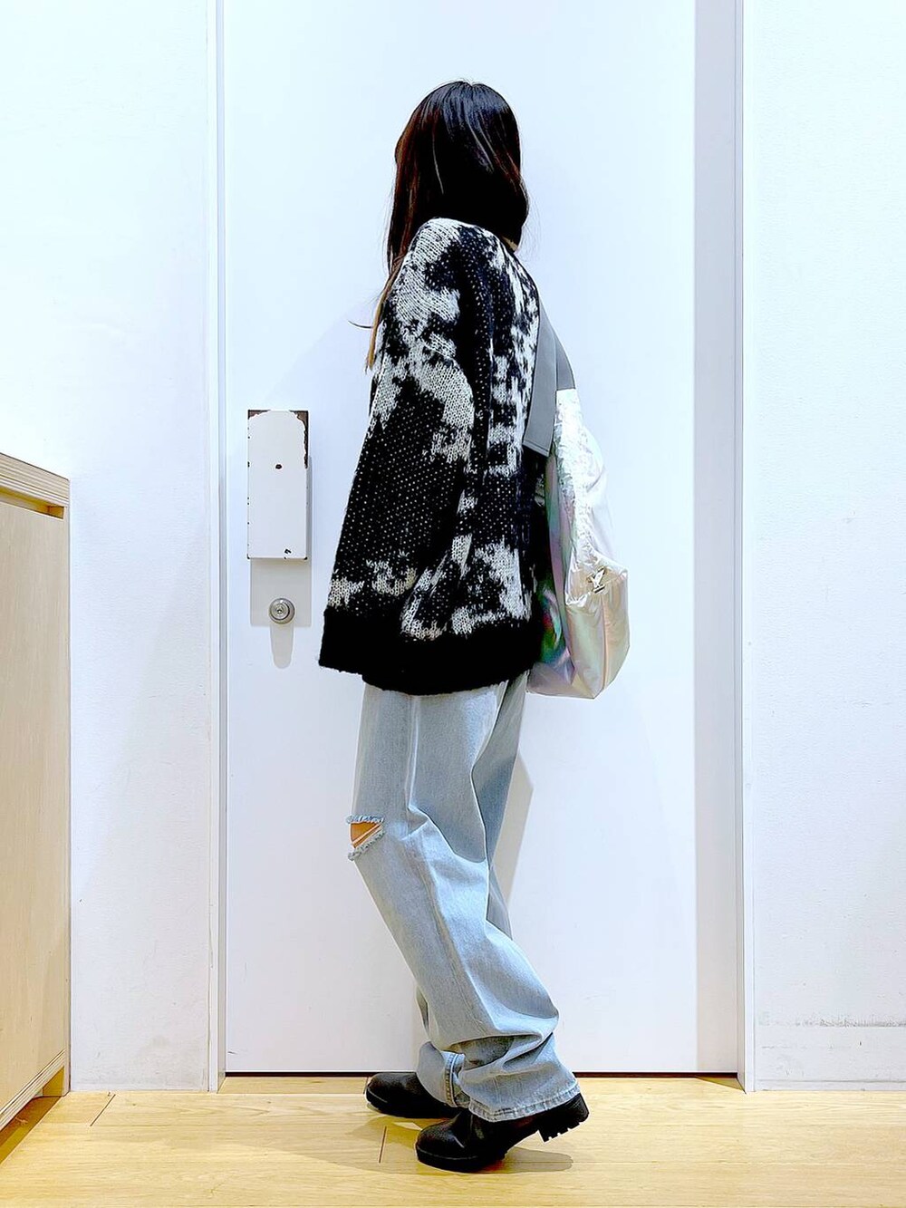 ブルー系のTシャツ/カットソー、ブラック系のブーツ、ブルー系のデニムパンツを着用したレディースの冬コーディネートの3枚目の写真