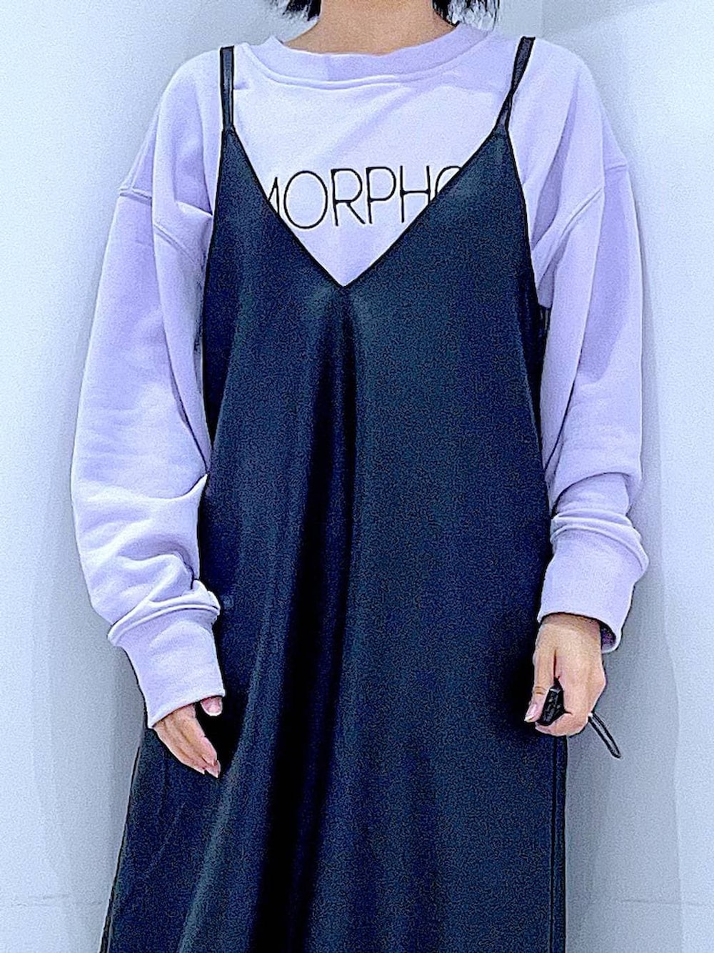 ブラック系のハンドバッグ、ブラック系のブーツ、パープル系のスウェットを着用したレディースの冬コーディネートの7枚目の写真