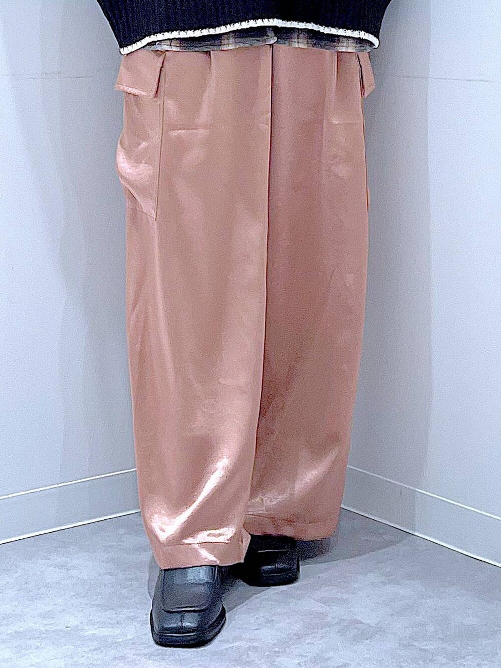 ブラック系のブーツ、ブラック系のシャツ/ブラウス、ブラック系のショルダーバッグを着用したレディースの冬コーディネートの8枚目の写真