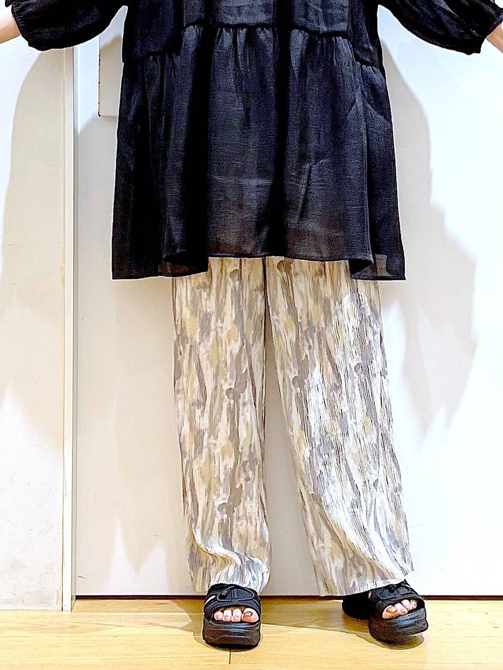 ホワイト系のショルダーバッグ、ブラック系のサンダル、ベージュ系のその他パンツを着用したレディースの夏コーディネートの8枚目の写真