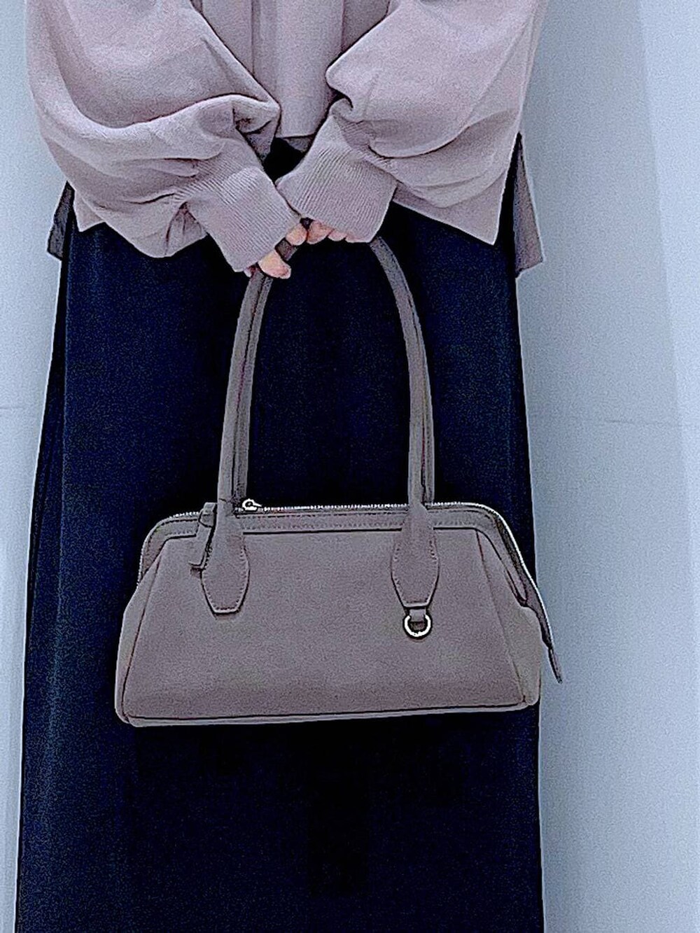 ブラック系のスカート、ブラウン系のニット/セーター、ブラック系のブーツを着用したレディースの秋コーディネートの9枚目の写真