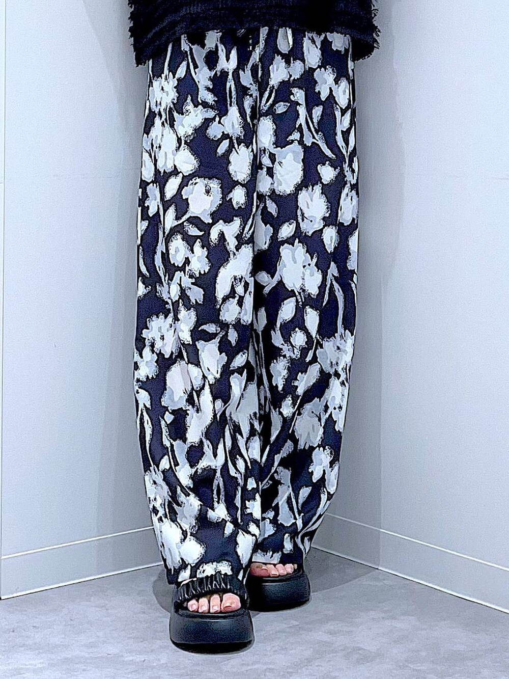 ブルー系のショルダーバッグ、ブラック系のサンダル、ブラック系のその他パンツを着用したレディースの夏コーディネートの8枚目の写真