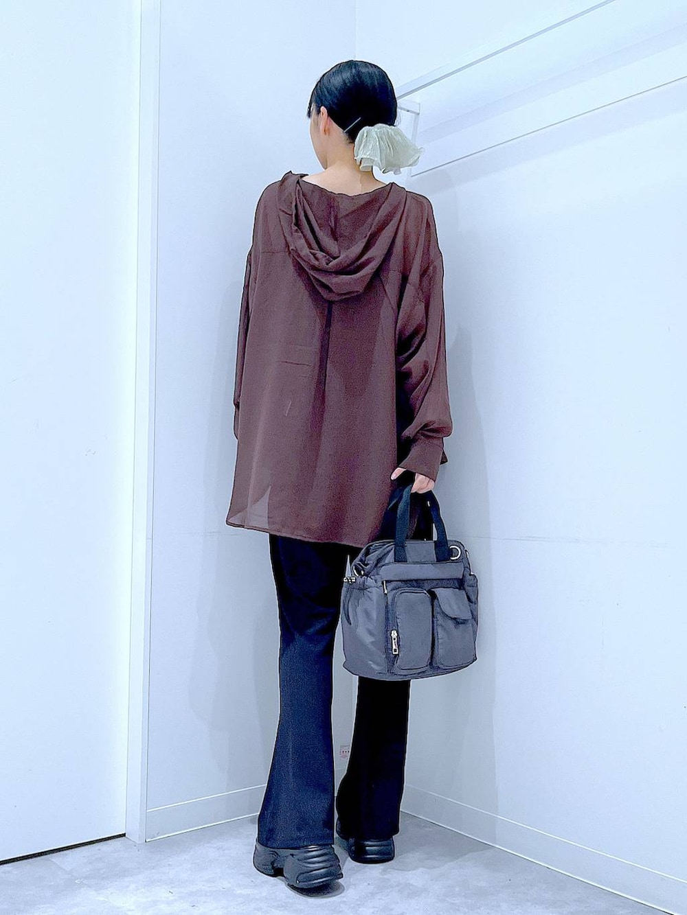 ブラック系のその他パンツ、グレー系のトートバッグ、ブラック系のサンダルを着用したレディースの夏コーディネートの5枚目の写真