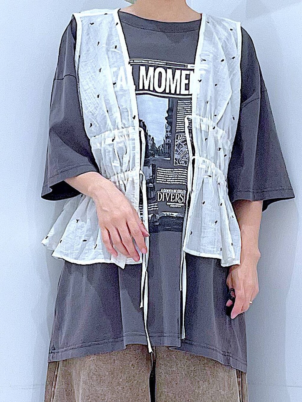 ブラウン系のデニムパンツ、ブラック系のショルダーバッグ、ブラック系のサンダルを着用したレディースの夏コーディネートの7枚目の写真