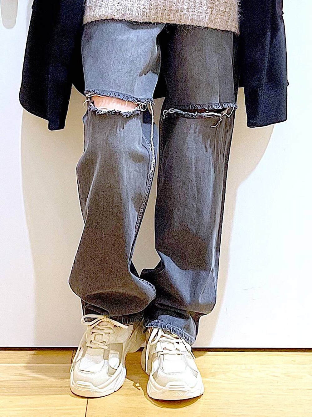 ブラック系のバックパック/リュック、ブラック系のその他アウター、ベージュ系のスニーカーを着用したレディースの冬コーディネートの8枚目の写真