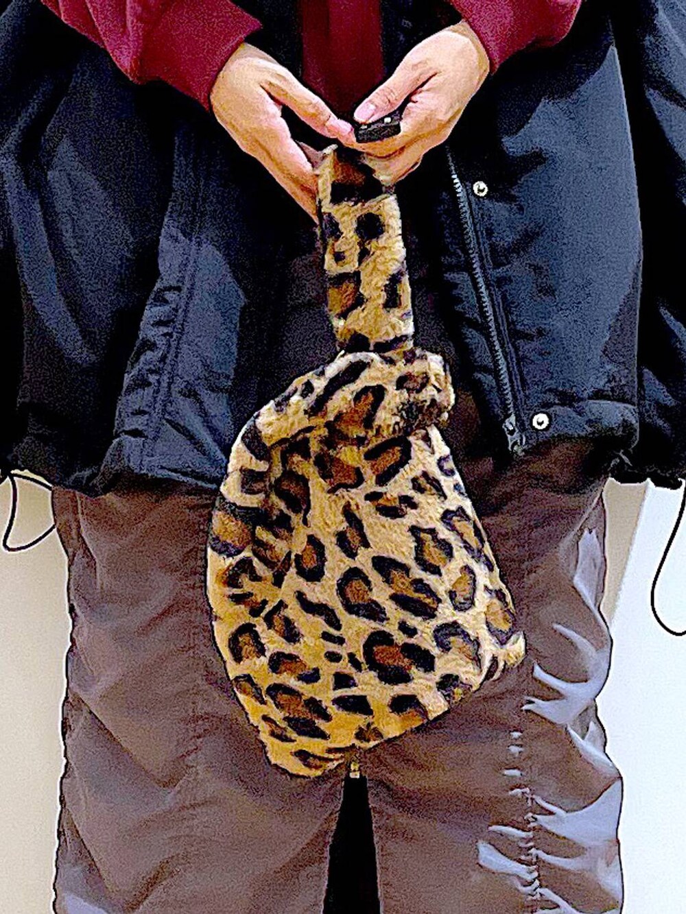 「リラックス、若見え、ゆったり、休日コーデ、骨格ウェーブ、LAKOLE、コート、アウター、スウェット、カジュアル、冬コーデ、スカート、ブーツ、ショルダーバッグ、おでかけ」｜「LAKOLEのファーチェーンショルダーバッグ / 132243（ショルダーバッグ、その他）」を使った、あおき@LAKOLE海老名さん（レディース・156cm）の冬コーディネートの9枚目の写真
