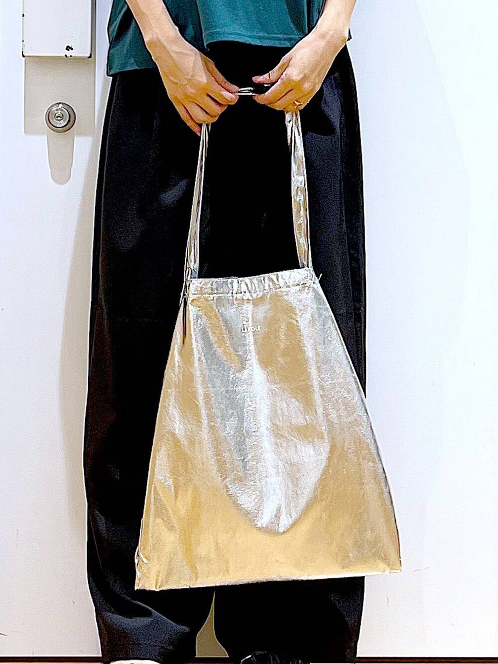 シルバー系のトートバッグ、ブラック系のサンダル、ブラック系のその他パンツを着用したレディースの夏コーディネートの9枚目の写真