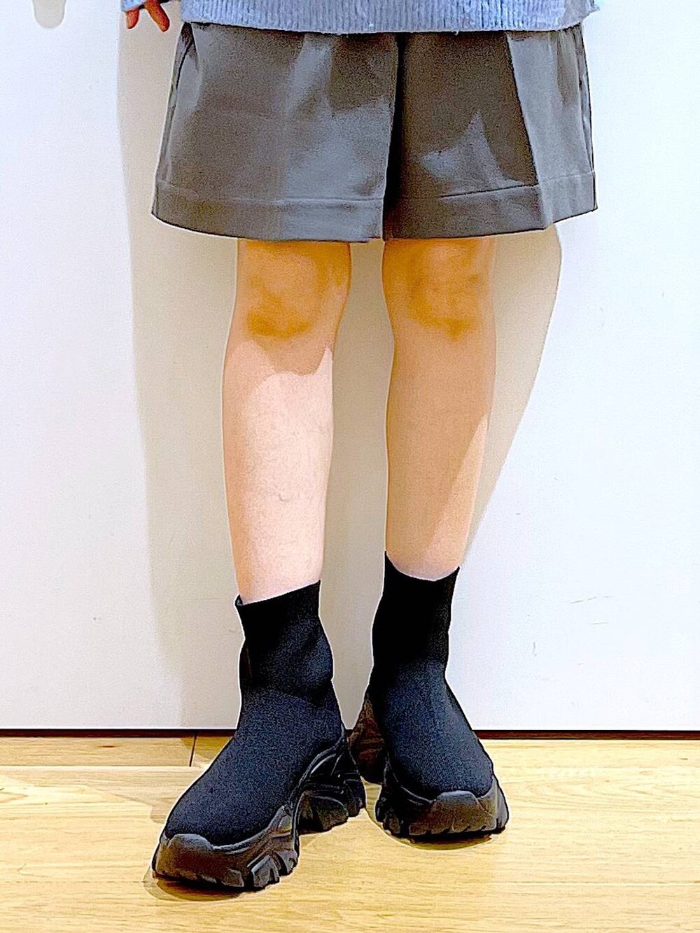 「リラックス、若見え、ゆったり、休日コーデ、骨格ウェーブ、LAKOLE、ユニセックス、ニット、ショートパンツ、ブーツ、ハット、カジュアル、オーバーサイズ、ショルダーバッグ、冬コーデ」｜「LAKOLEのフラワージャガードプルオーバー / 903939（ニット/セーター、ブルー系）」を使った、あおき@LAKOLE海老名さん（レディース・156cm）の冬コーディネートの7枚目の写真