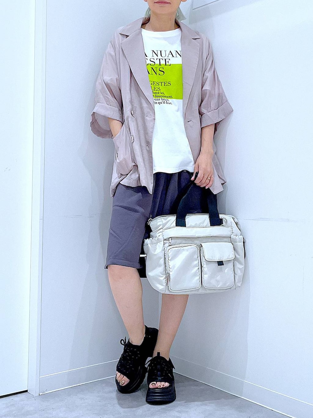 ホワイト系のTシャツ/カットソー、ホワイト系のトートバッグ、ブラック系のサンダルを着用したレディースの夏コーディネートの6枚目の写真