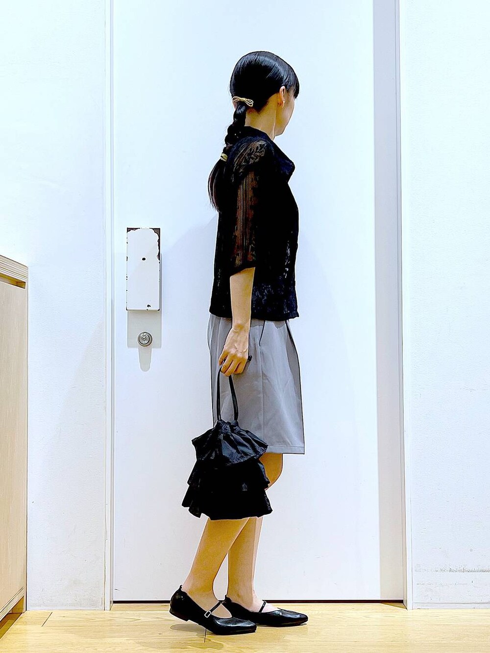 ブラック系のショルダーバッグ、ブラック系のパンプス、グレー系のその他パンツを着用したレディースの夏コーディネートの4枚目の写真