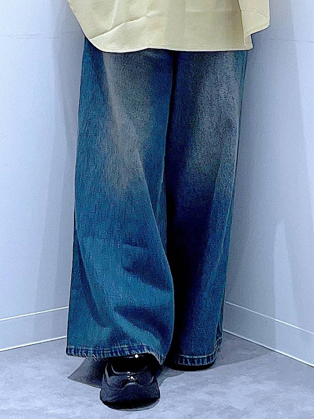 ブラック系のローファー、その他のショルダーバッグ、ブルー系のデニムパンツを着用したレディースの秋コーディネートの7枚目の写真