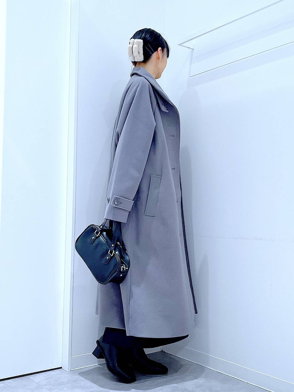 グレー系のその他アウター、ホワイト系のニット/セーター、ブルー系のスカートを着用したレディースの秋コーディネートの4枚目の写真