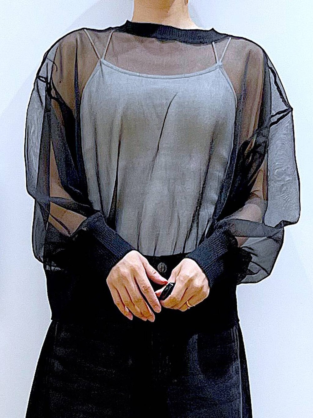 ピンク系のショルダーバッグ、ブラック系のサンダル、ブラック系のデニムパンツを着用したレディースの夏コーディネートの7枚目の写真