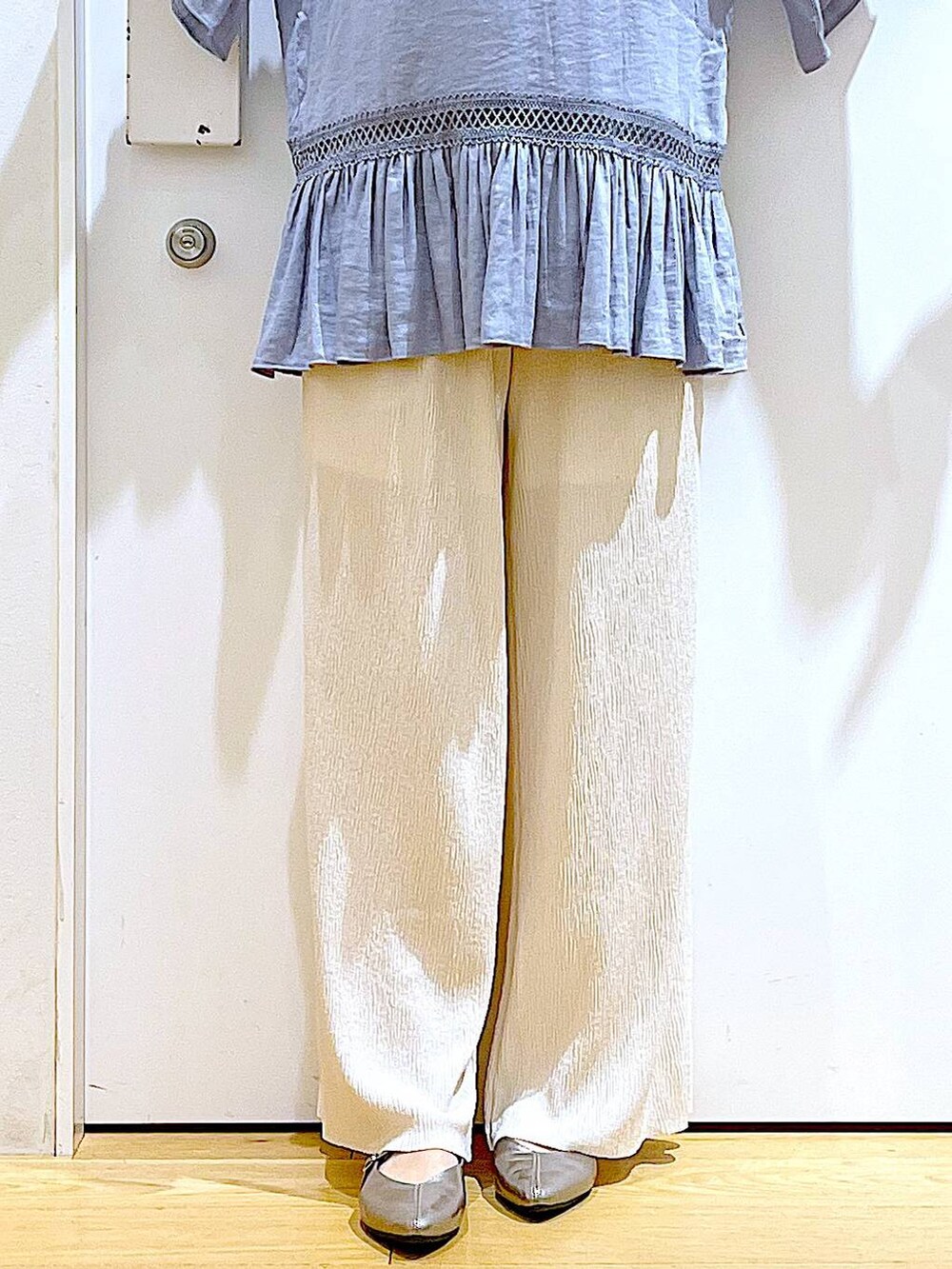 ブルー系のチュニック、その他のパンプス、ホワイト系のショルダーバッグを着用したレディースの春コーディネートの8枚目の写真