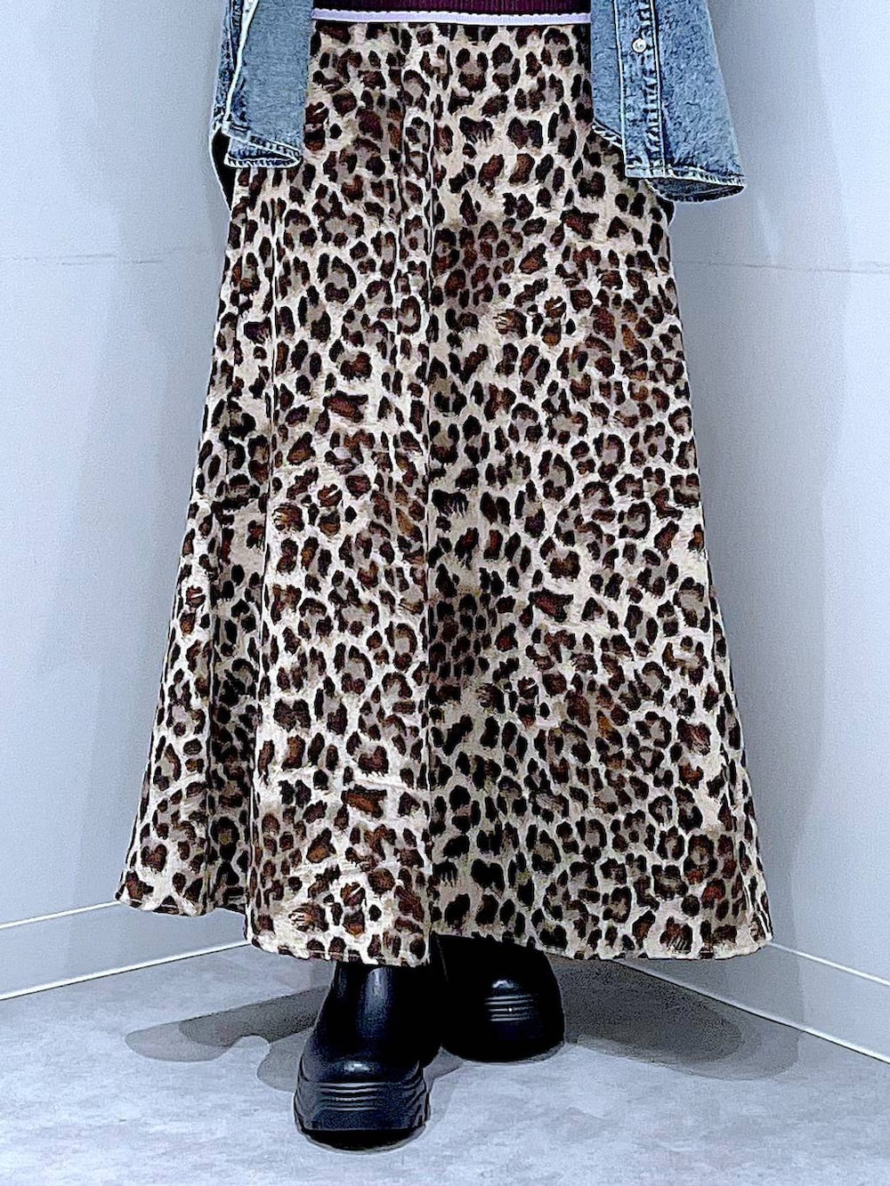 ブルー系のシャツ/ブラウス、ブラウン系のニット/セーター、ブラウン系のスカートを着用したレディースの冬コーディネートの8枚目の写真