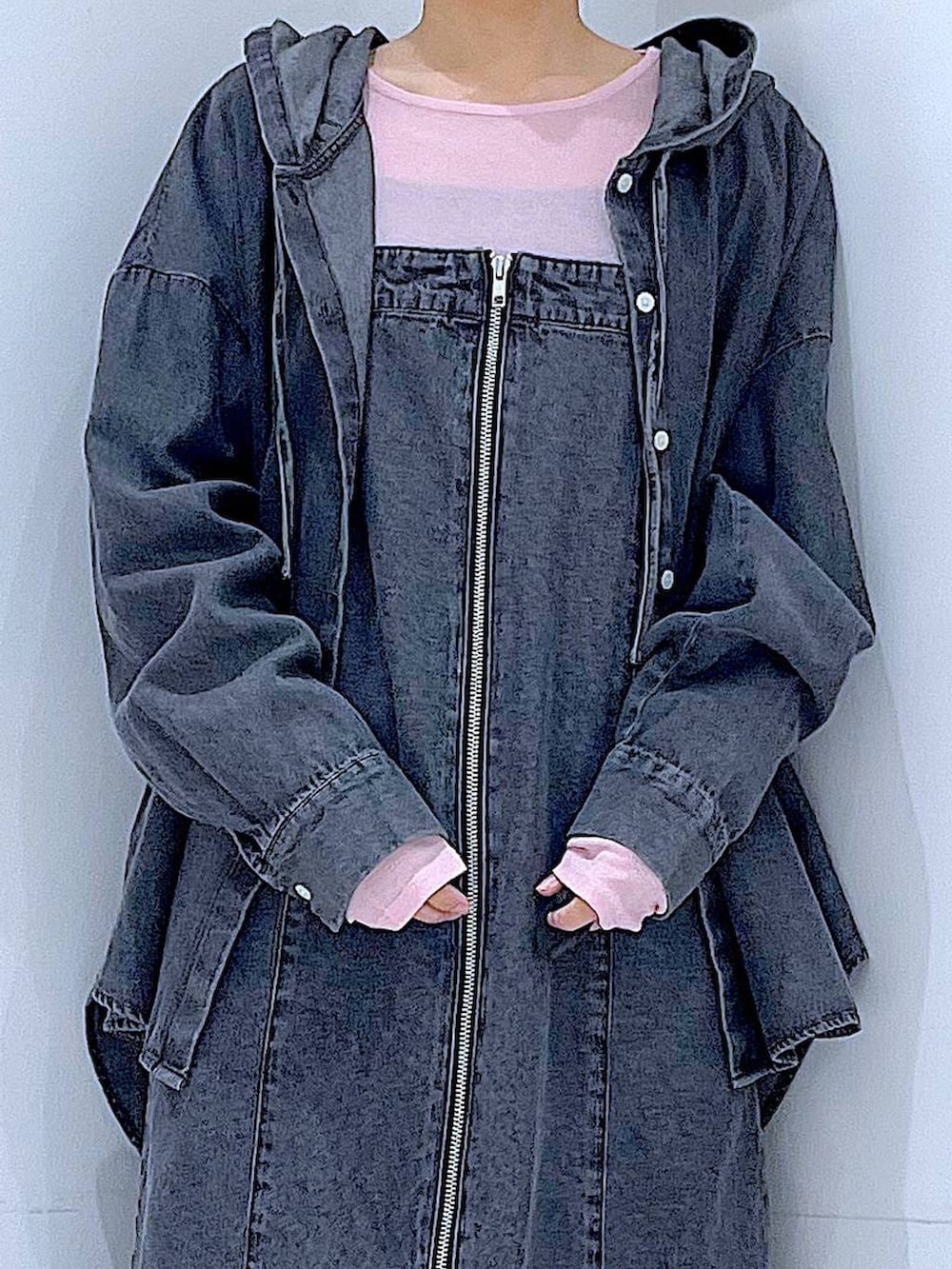 ピンク系のTシャツ/カットソー、ブラック系のブーツ、ブラック系のショルダーバッグを着用したレディースの春コーディネートの7枚目の写真