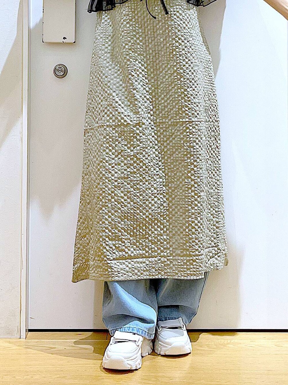 ホワイト系のスニーカー、ブルー系のデニムパンツ、ブラック系のショルダーバッグを着用したレディースの春コーディネートの9枚目の写真