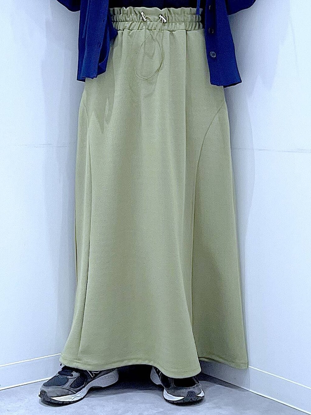 ブラック系のTシャツ/カットソー、ブラック系のショルダーバッグ、グリーン系のスカートを着用したレディースの春コーディネートの8枚目の写真