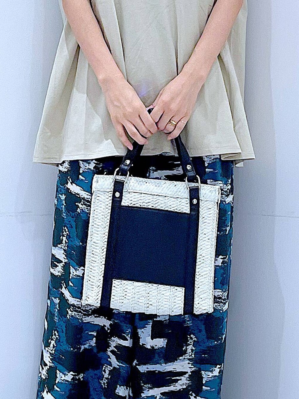 ホワイト系のショルダーバッグ、ホワイト系のサンダル、ベージュ系のTシャツ/カットソーを着用したレディースの夏コーディネートの9枚目の写真