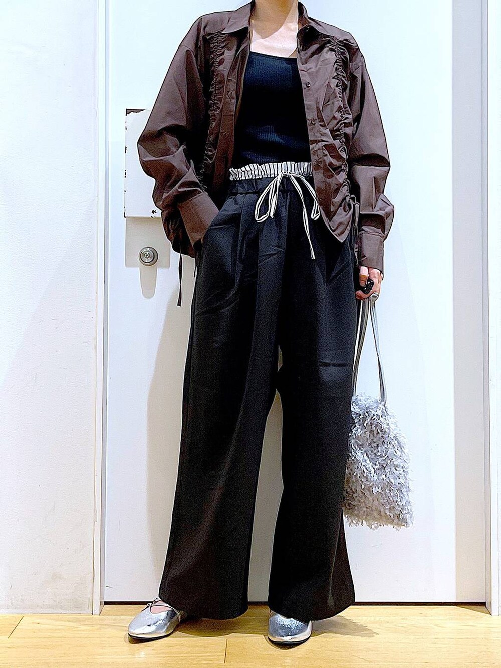 グレー系のショルダーバッグ、シルバー系のパンプス、ブラウン系のシャツ/ブラウスを着用したレディースの秋コーディネートの6枚目の写真