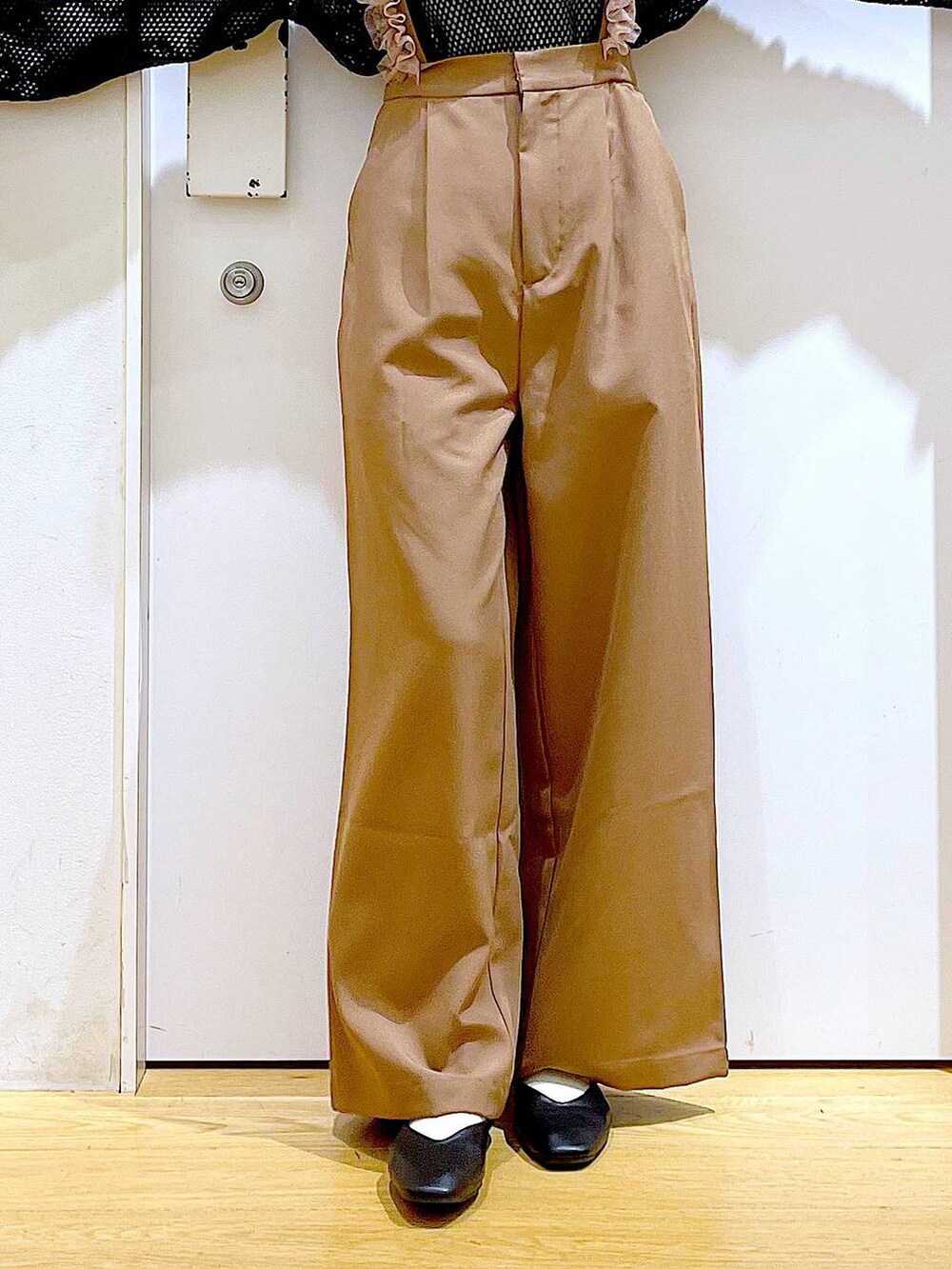 ブラック系のパンプス、ブラック系のショルダーバッグ、ブラウン系のその他パンツを着用したレディースの夏コーディネートの8枚目の写真