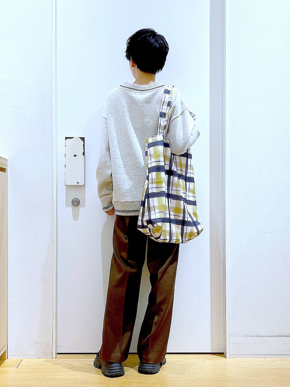 ブラック系のブーツ、その他のトートバッグ、ブラウン系のその他パンツを着用したレディースの冬コーディネートの5枚目の写真