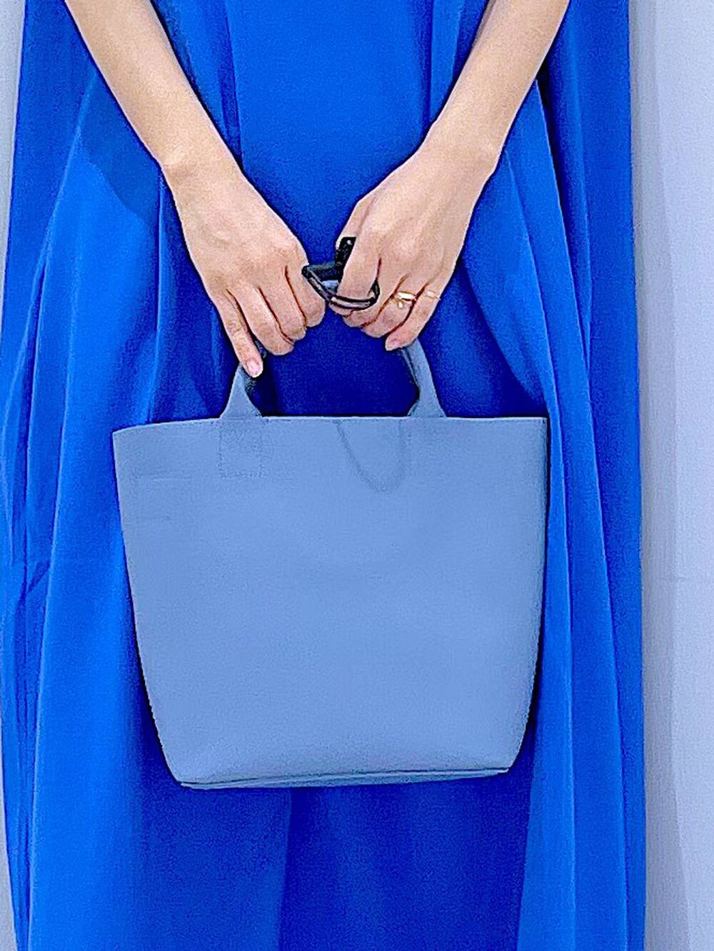 ブラック系のサンダル、ブルー系のワンピース、ブルー系のショルダーバッグを着用したレディースの夏コーディネートの9枚目の写真