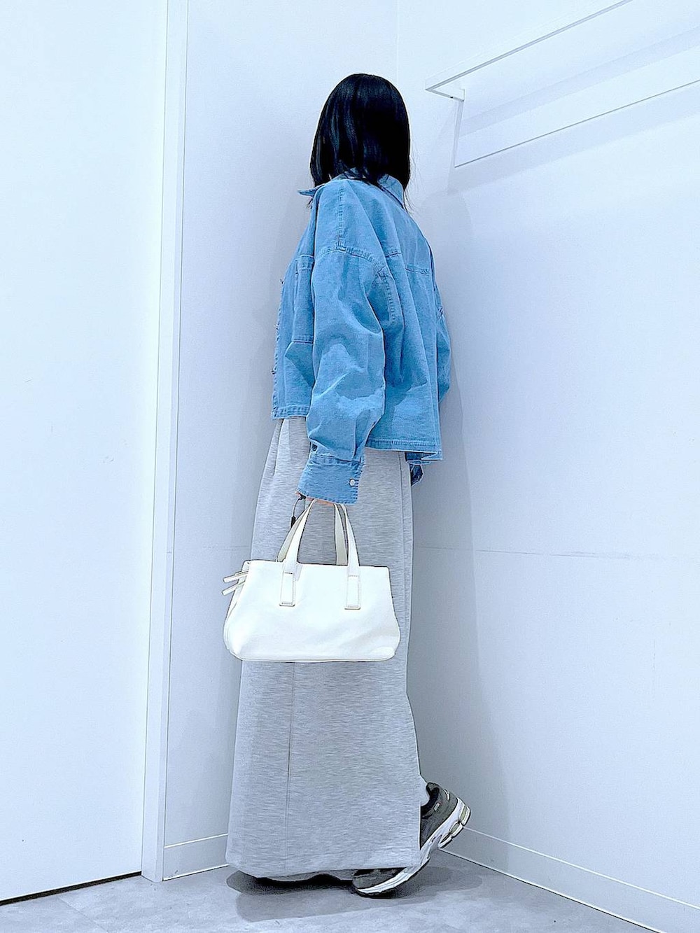 ブラック系のTシャツ/カットソー、ホワイト系のボストンバッグ、ブルー系のシャツ/ブラウスを着用したレディースの春コーディネートの3枚目の写真