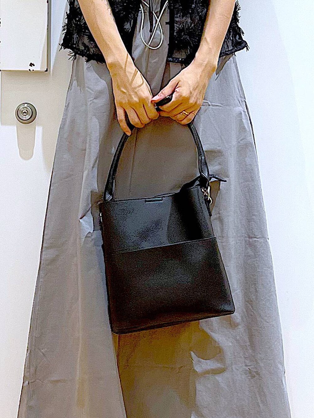 ブラック系のサンダル、ブラック系のショルダーバッグ、グレー系のスカートを着用したレディースの秋コーディネートの9枚目の写真