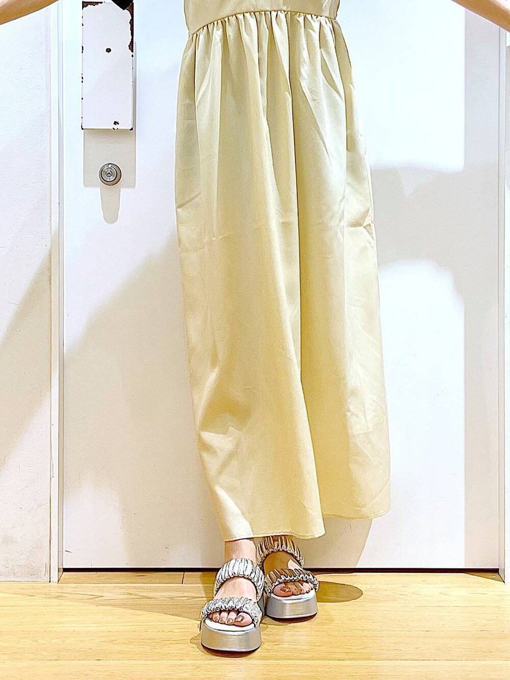 シルバー系のショルダーバッグ、シルバー系のサンダル、ブラック系のTシャツ/カットソーを着用したレディースの夏コーディネートの8枚目の写真