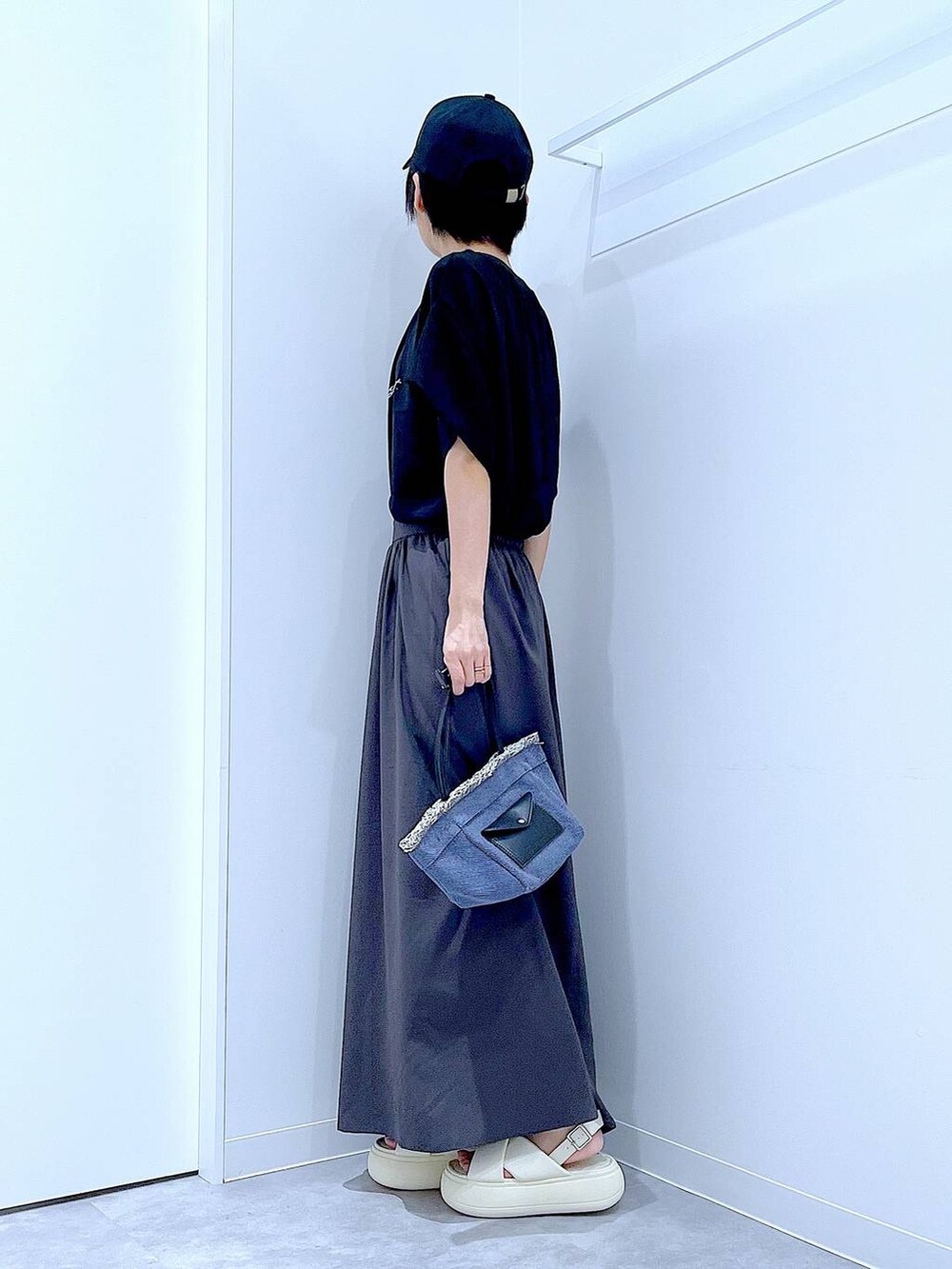 ブルー系のショルダーバッグ、ホワイト系のサンダル、グレー系のその他パンツを着用したレディースの夏コーディネートの3枚目の写真