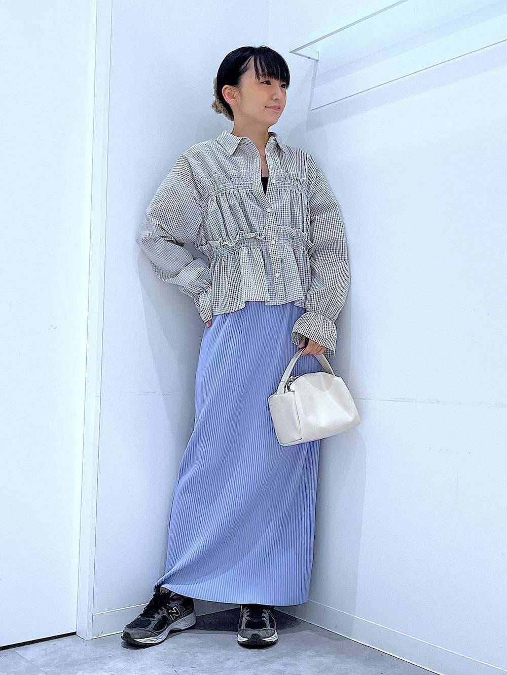 ホワイト系のショルダーバッグ、ベージュ系のシャツ/ブラウス、パープル系のスカートを着用したレディースの春コーディネートの2枚目の写真