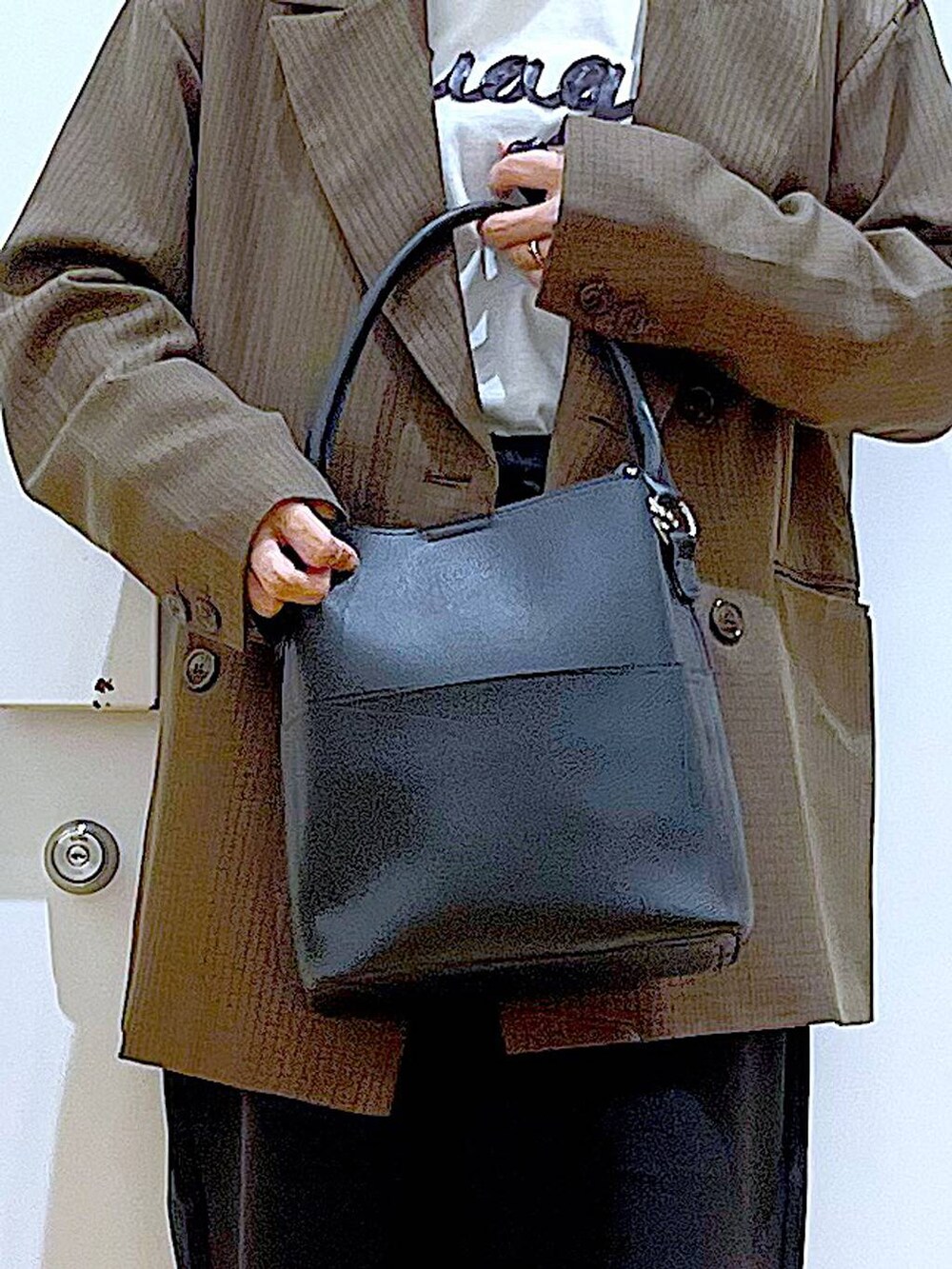 ブラック系のブーツ、ブラック系のショルダーバッグ、ブラウン系のテーラードジャケットを着用したレディースの秋コーディネートの9枚目の写真