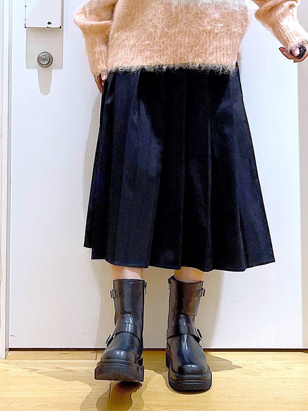 ピンク系のニット/セーター、ブラック系のブーツ、ブラック系のショルダーバッグを着用したレディースの秋コーディネートの8枚目の写真