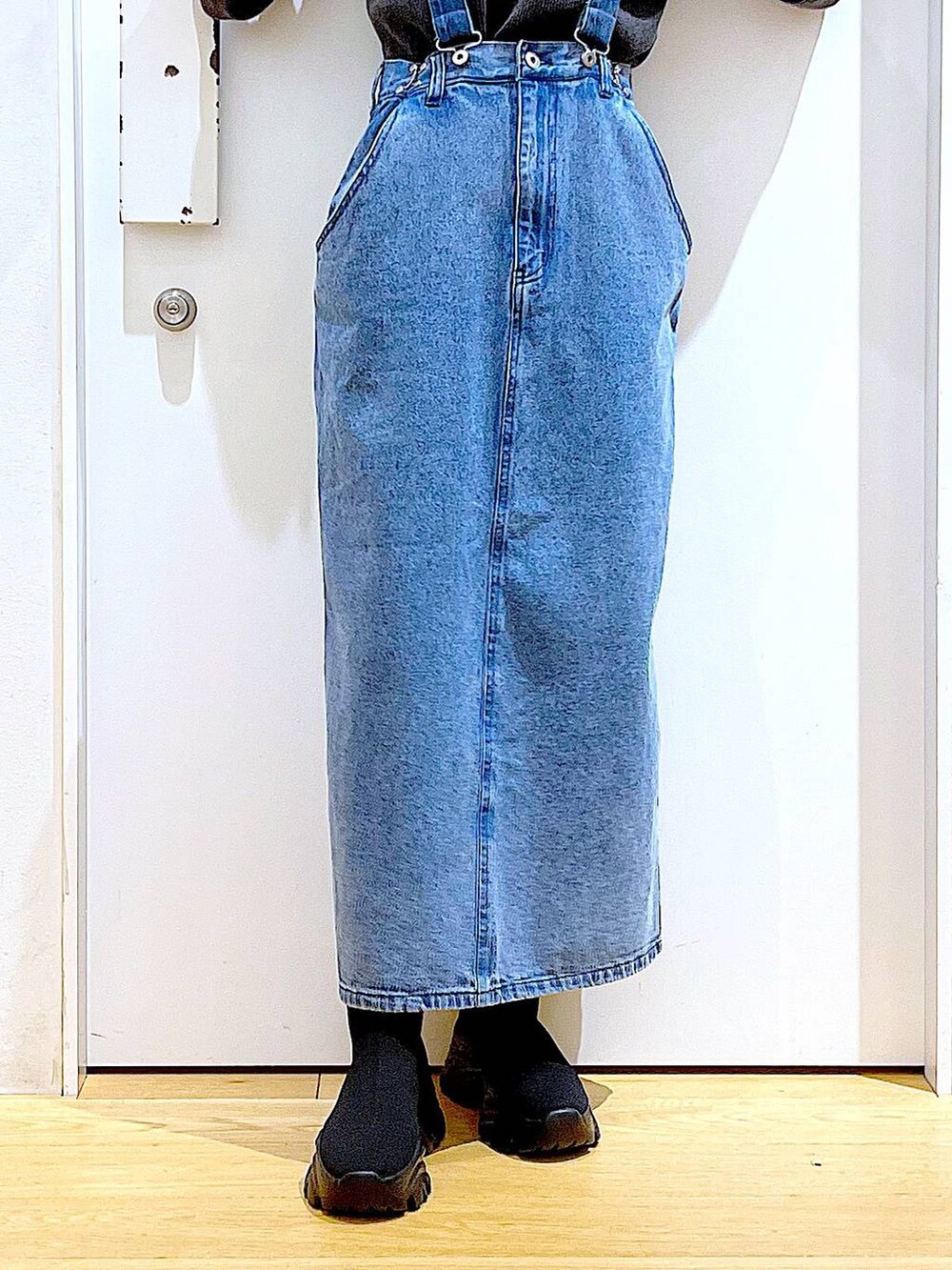 ブラック系のブーツ、ブラック系のショルダーバッグ、ブラック系のニット/セーターを着用したレディースの春コーディネートの8枚目の写真