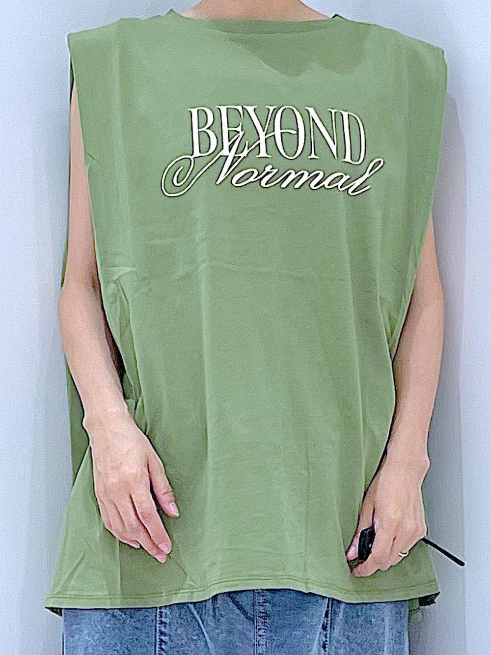 ブラック系のサンダル、ホワイト系のショルダーバッグ、グリーン系のTシャツ/カットソーを着用したレディースの夏コーディネートの7枚目の写真