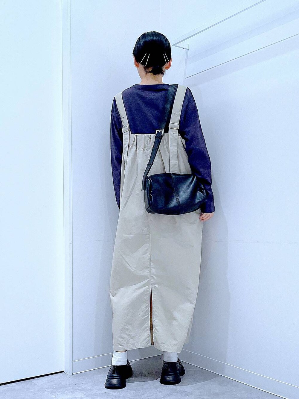 ブラック系のショルダーバッグ、ブラック系のローファー、グレー系のワンピースを着用したレディースの秋コーディネートの5枚目の写真