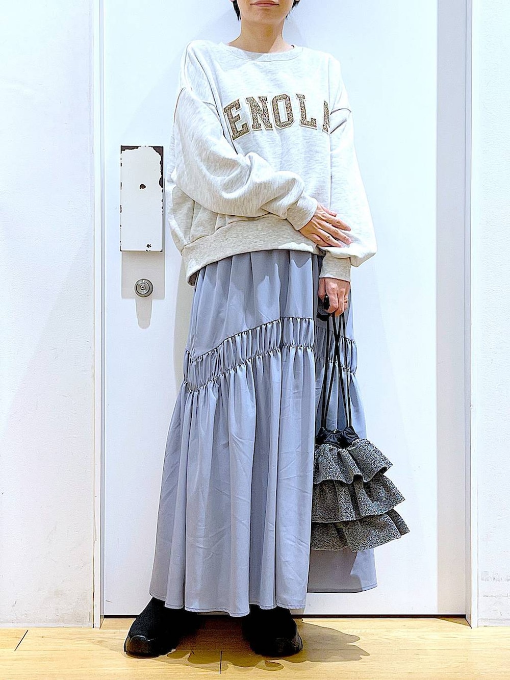 「リラックス、若見え、ゆったり、休日コーデ、骨格ウェーブ、LAKOLE、スカート、スウェット、楽ちんコーデ、ブーツ、巾着バッグ、カジュアルコーデ、春コーデ、ワンマイル」｜「LAKOLEのニットスニーカーソールブーツ / 140064（ブーツ、ブラック系）」を使った、あおき@LAKOLE海老名さん（レディース・156cm）の春コーディネートの6枚目の写真