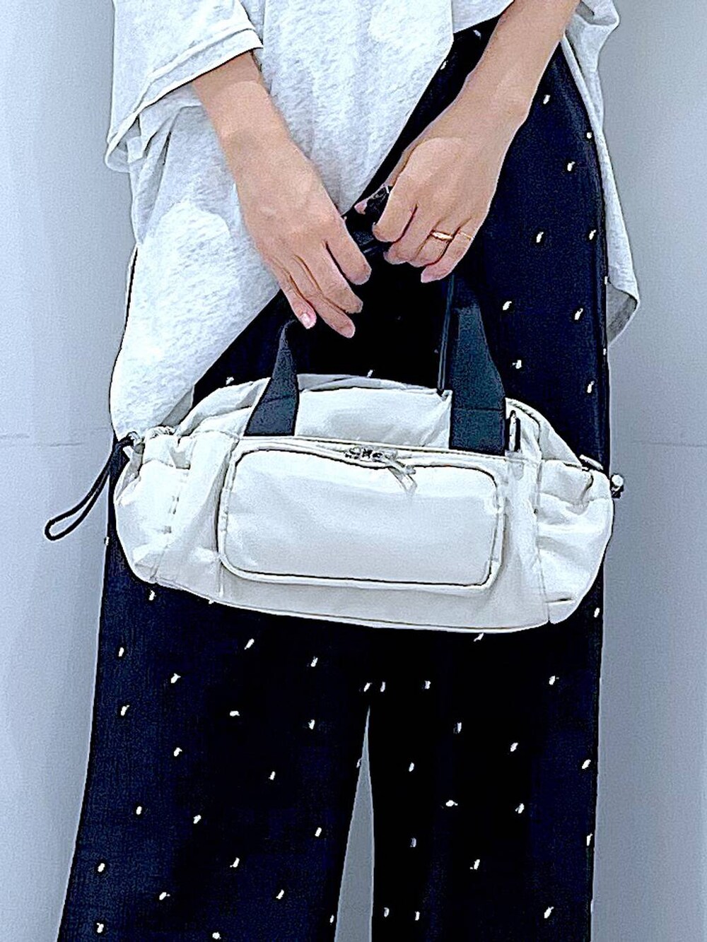 ホワイト系のサンダル、ホワイト系のショルダーバッグ、グレー系のTシャツ/カットソーを着用したレディースの夏コーディネートの9枚目の写真