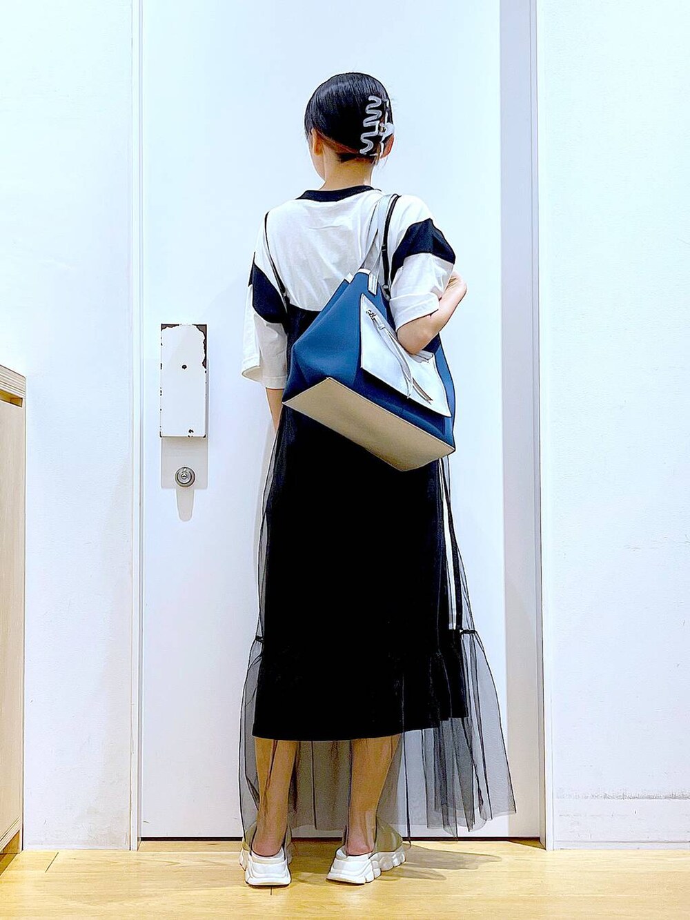 ベージュ系のサンダル、ブルー系のトートバッグ、ホワイト系のTシャツ/カットソーを着用したレディースの夏コーディネートの5枚目の写真