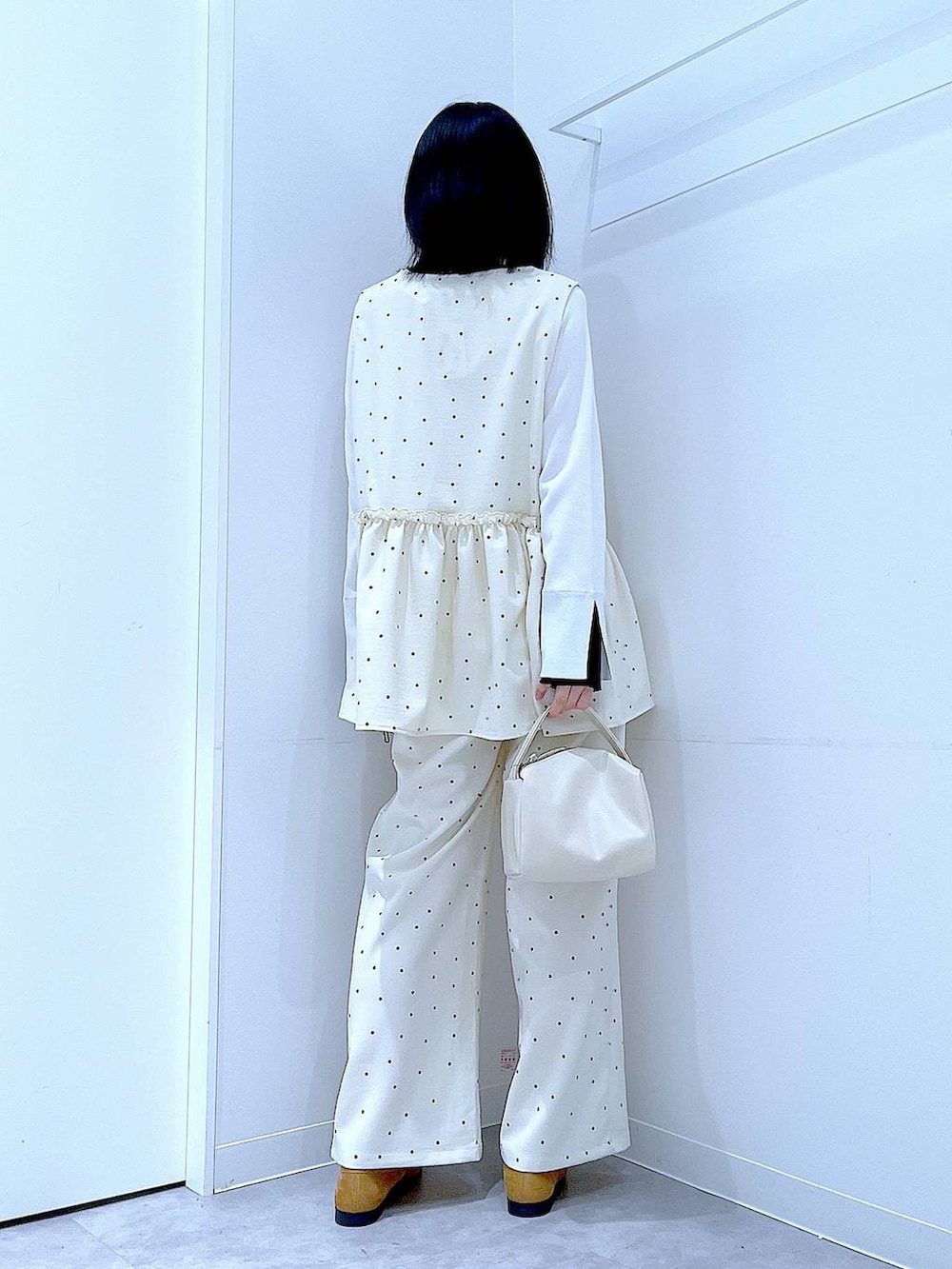 その他のその他パンツ、ホワイト系のショルダーバッグ、ホワイト系のニット/セーターを着用したレディースの春コーディネートの5枚目の写真